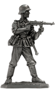 Немецкий пехотинец с MP-40. Военно-историческая модель. Фигурка, сплав пьютер, литье, пайка, чернение.