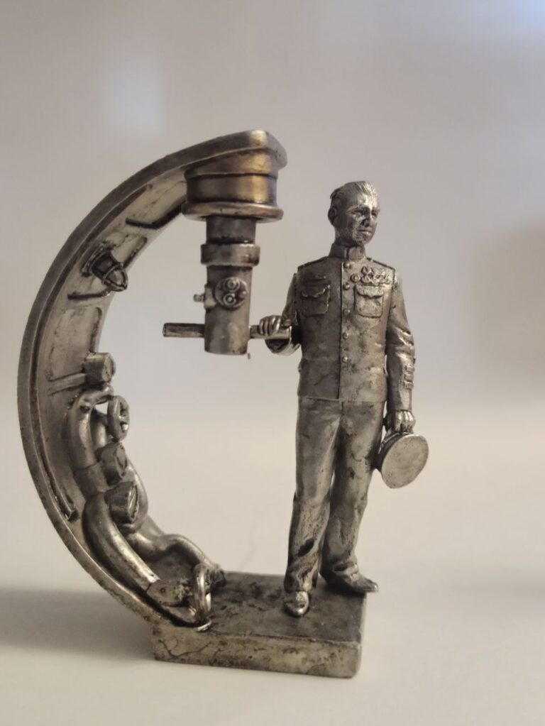 Александр Иванович Маринеско. Военно-историческая миниатюра. Оловянная фигурка, чернение