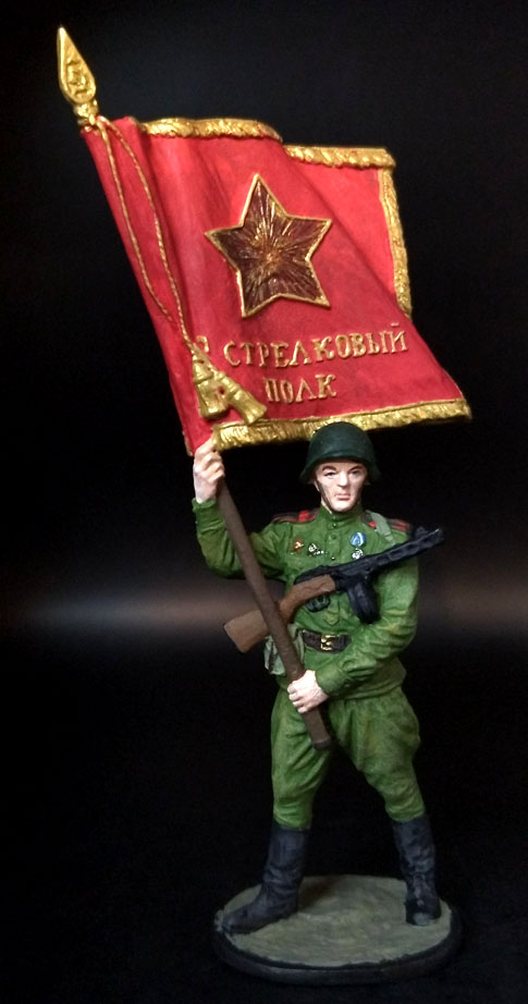 Старшина Красной Армии с полковым знаменем. 1943-45 гг. Оловянная военно-историческая миниатюра, пьютер, акриловые краски
